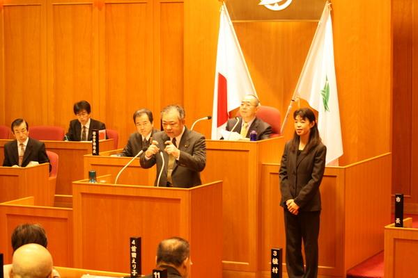 隅田 雅春議員が手話を使って答弁している様子の写真